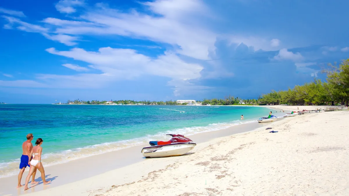 Cable Beach Nassau Bahamas — arena blanca y agua turquesa